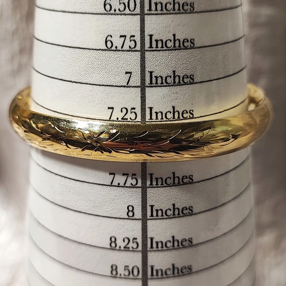 Vintage Smooth Gold Tone Plated Impressed Wreath Festoon Pattern Bangle Bracelet - Picture 6 of 14